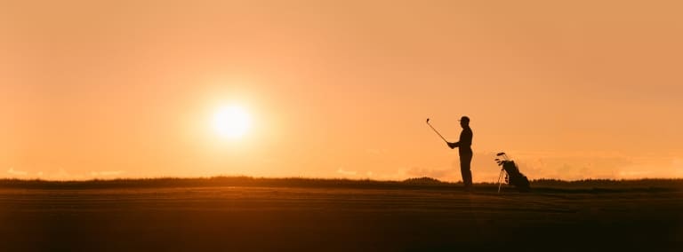 Golfspieler bei Sonnenuntergang