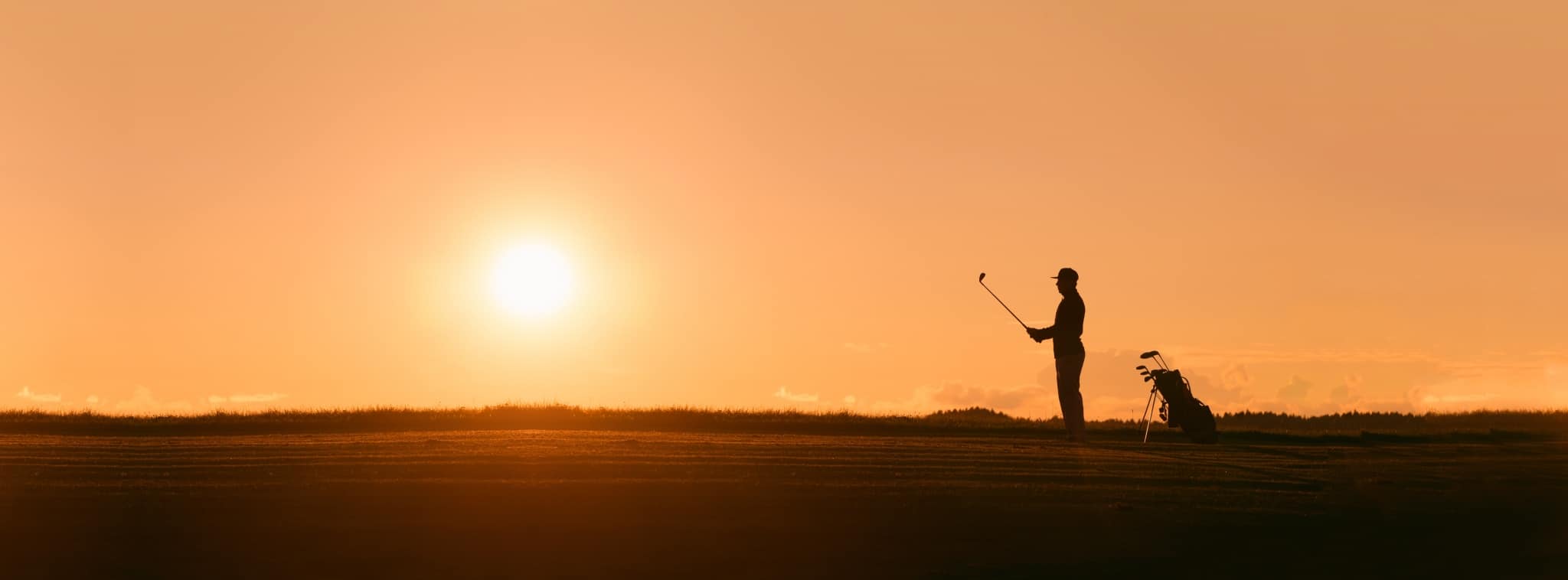 Golfspieler bei Sonnenuntergang