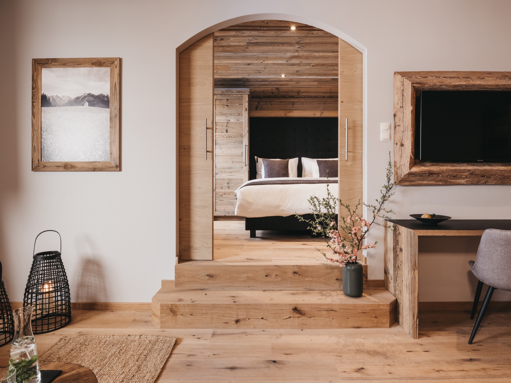 VAYA Zillertal Panorama Suite Blick von Wohnbereich ins Schlafzimmer