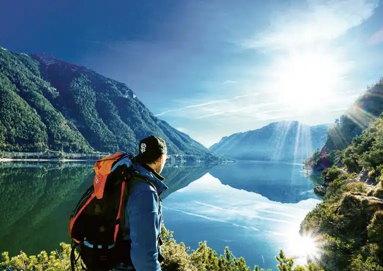galerie_sommerurlaub_resortamachensee_mann-ausblick-see
