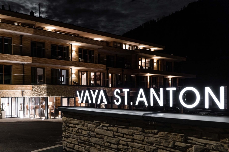 Resort VAYA St. Anon bei Nacht