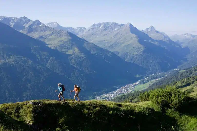 Sommer aktiv Wandern mit Freundin Sommer aktiv Wandern mit Freundin
