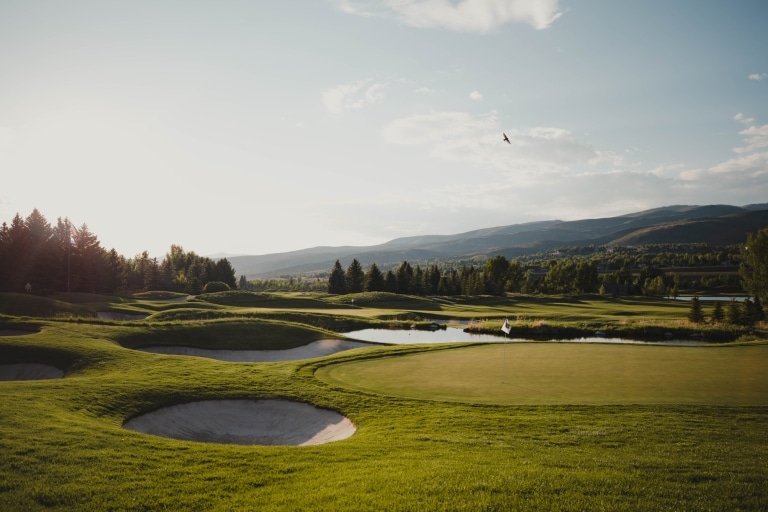 Golfplatz umgeben von Bergen