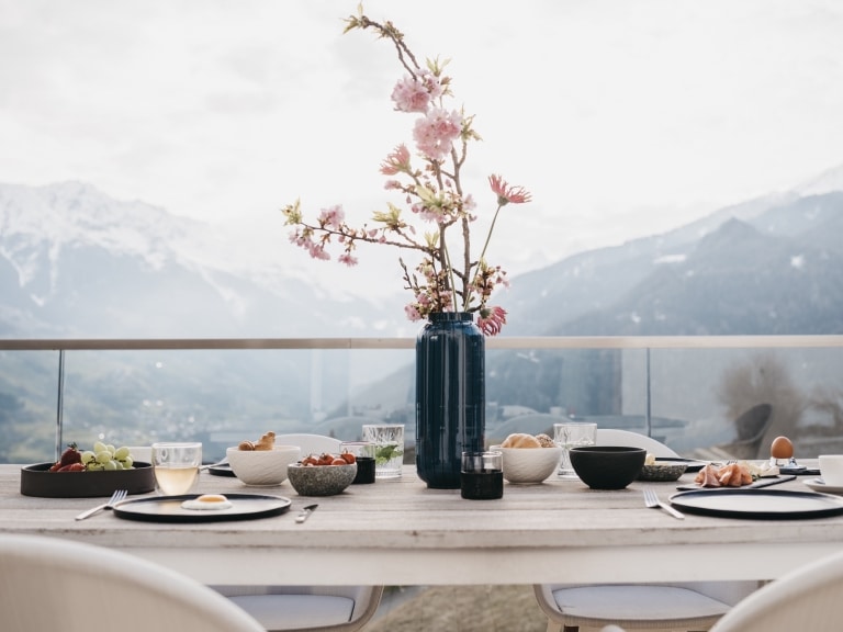 Gedeckter Tisch mit Bergpanorama im VAYA Ladis