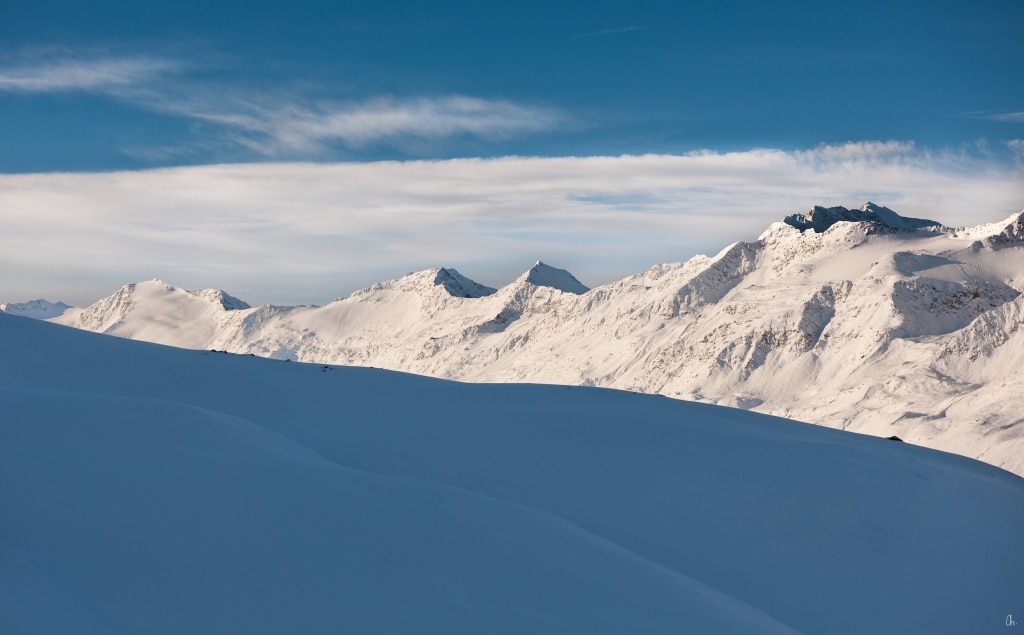 Winterlandschaft mit schneebedeckten Bergen in Saalbach.