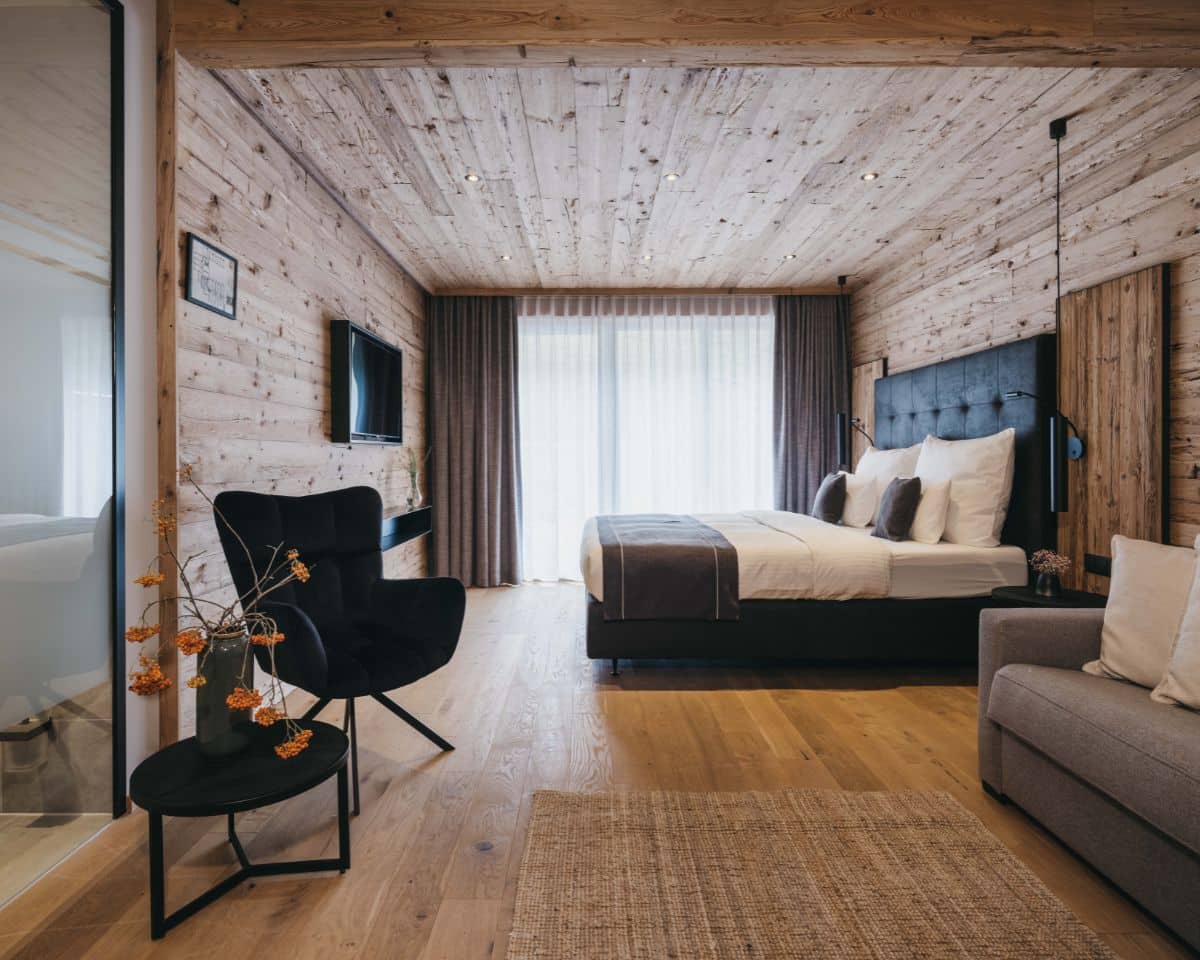 VAYA Kuehtai - Ansicht Zimmer mit Sofa und genügend Stauraum VAYA Kuehtai - Ansicht Zimmer mit Sofa und genügend Stauraum