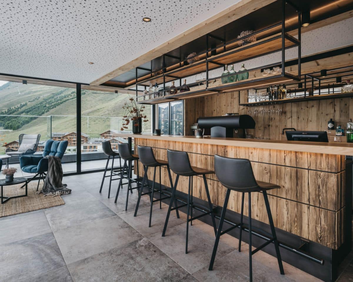 VAYA Kuehtai - Bar aus Altholz VAYA Kuehtai - Bar aus Altholz