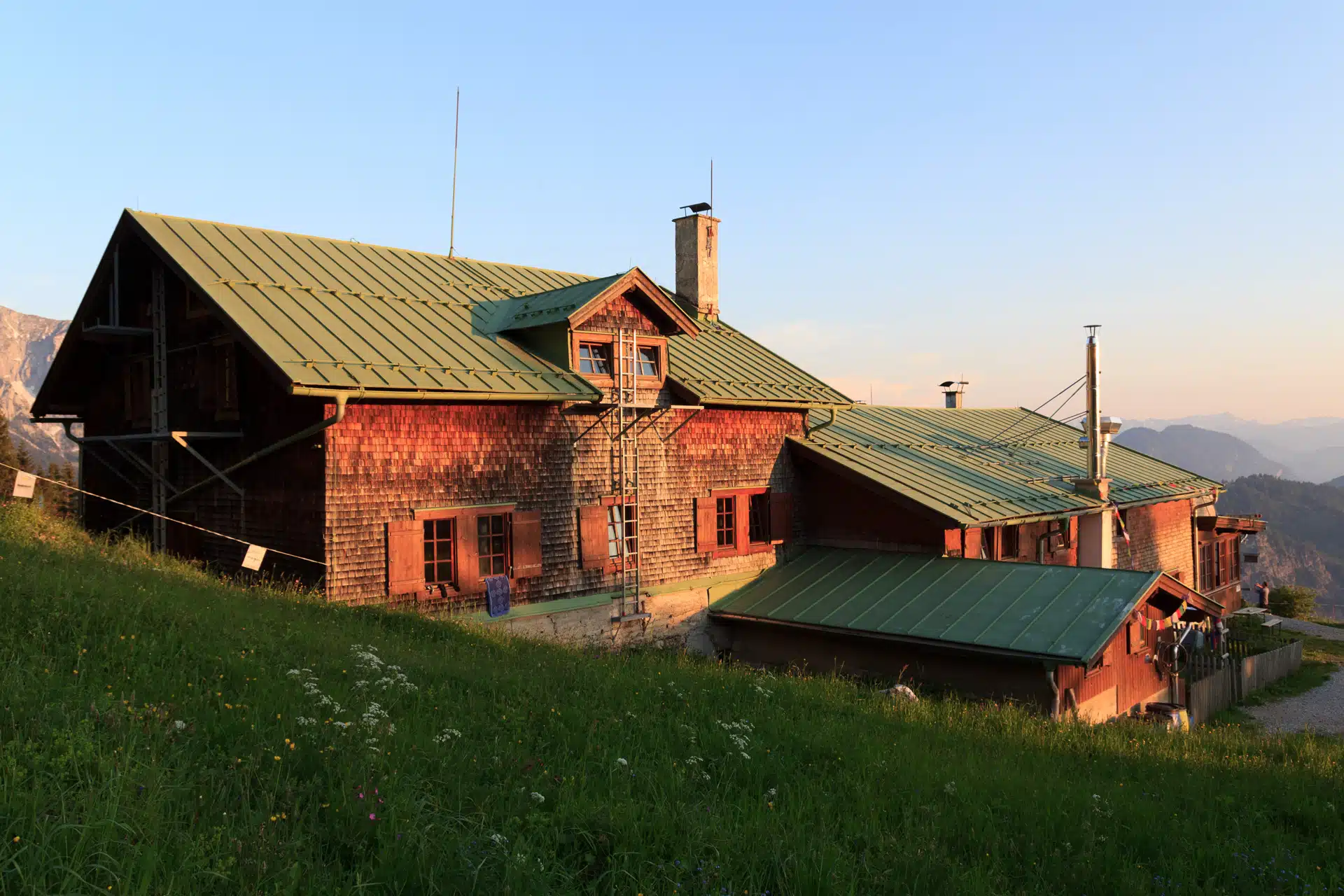 Vorderkaiserfeldenhuette im Sommer im Tiroler Oberland-Dreiländereck-johannes86 (c) AdobeStock_68557382 Vorderkaiserfeldenhuette im Sommer im Tiroler Oberland-Dreiländereck-johannes86 (c) AdobeStock_68557382