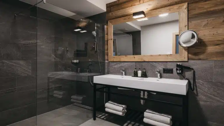 vaya-ladis-drei-zimmer-apartment-deluxe-badezimmer-2-1