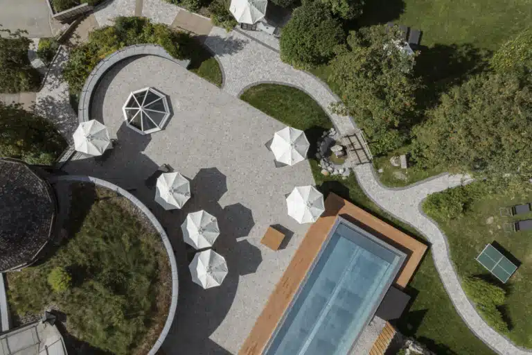 VAYA Lechtal Pool Sommer Drohnenansicht VAYA Lechtal Pool Sommer Drohnenansicht