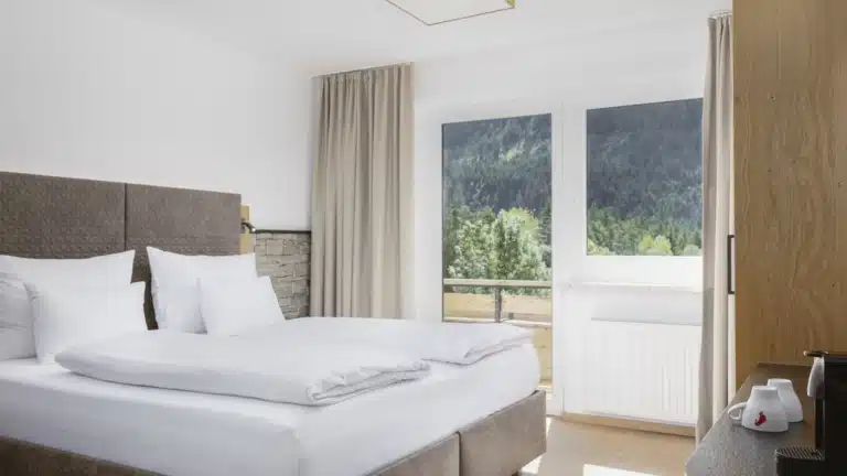 vaya-lechtal-sup-2p-bett-fenster-1