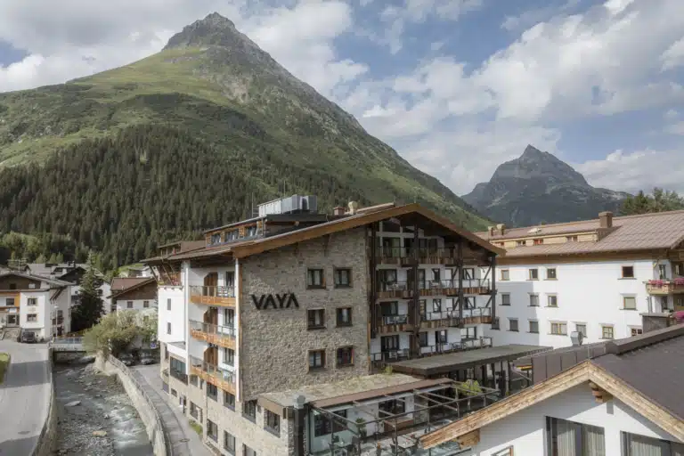 VAYA Galtuer Aussenansicht Sommer VAYA Galtuer Aussenansicht Sommer