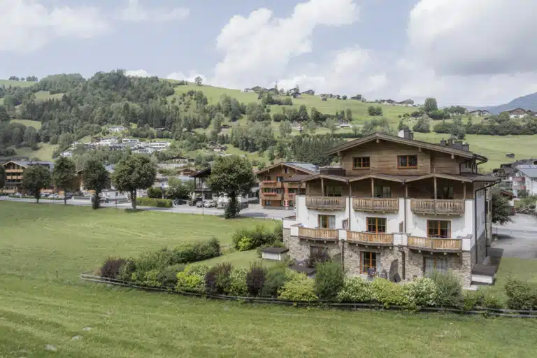 VAYA Kaprun Aussenansicht Sommer VAYA Kaprun Aussenansicht Sommer