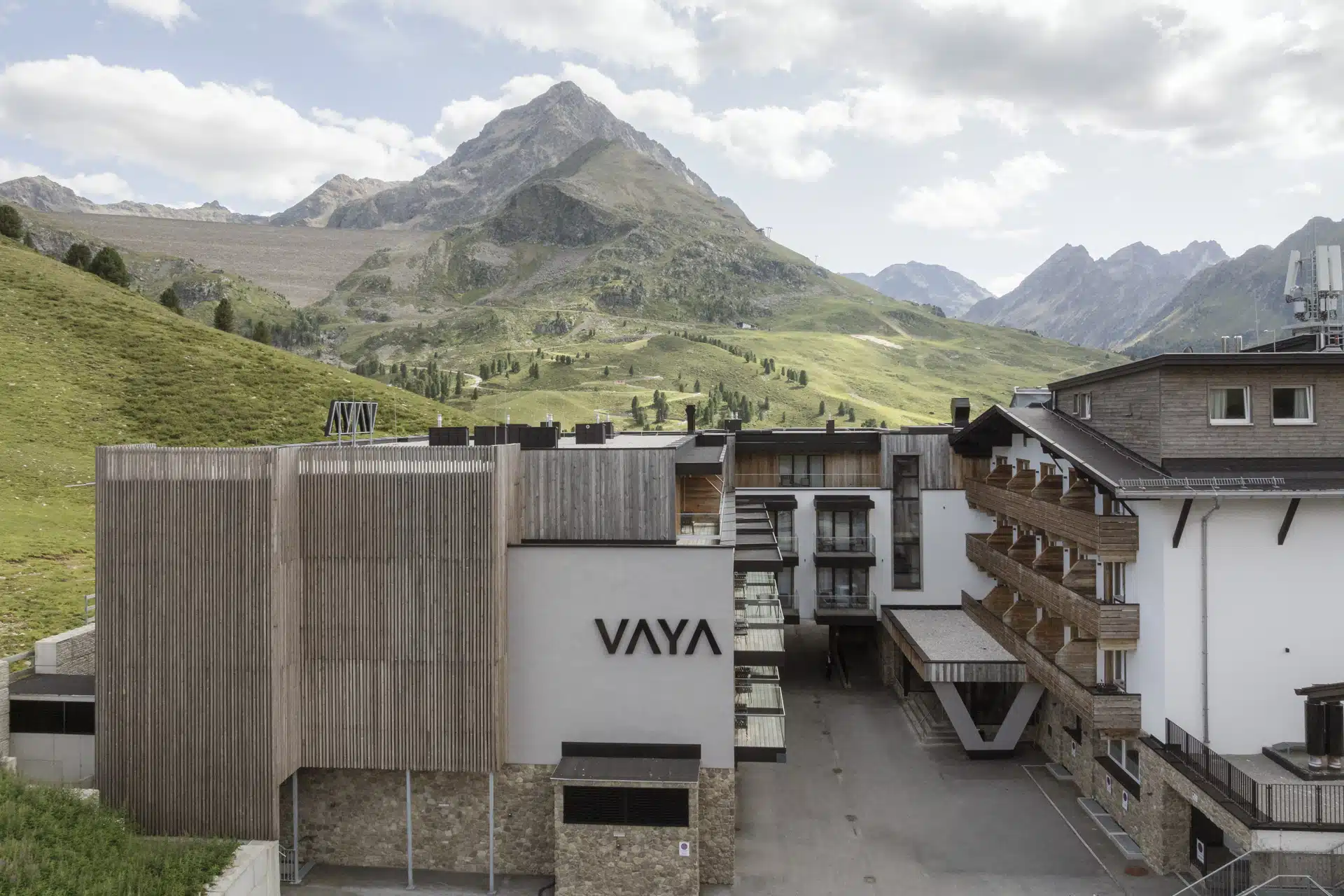 VAYA Kuethai Aussenansicht Sommer VAYA Kuethai Aussenansicht Sommer
