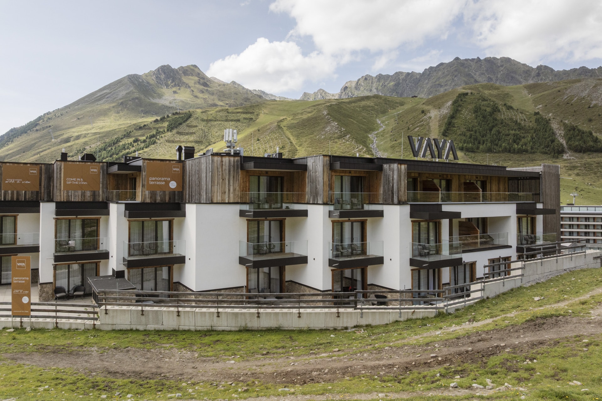 VAYA Kuethai Aussenansicht Sommer VAYA Kuethai Aussenansicht Sommer
