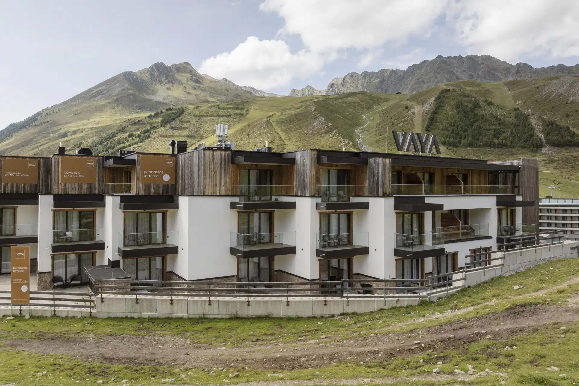 VAYA Kuethai Aussenansicht Sommer VAYA Kuethai Aussenansicht Sommer