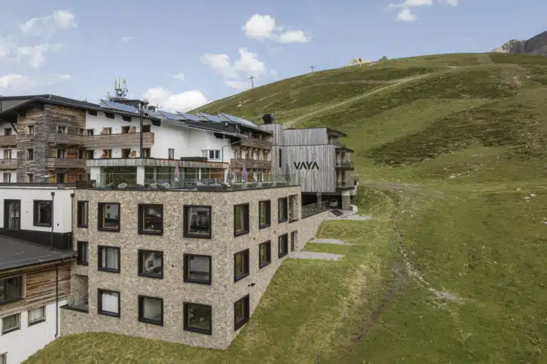 VAYA Kuethai Aussenansicht Sommer VAYA Kuethai Aussenansicht Sommer