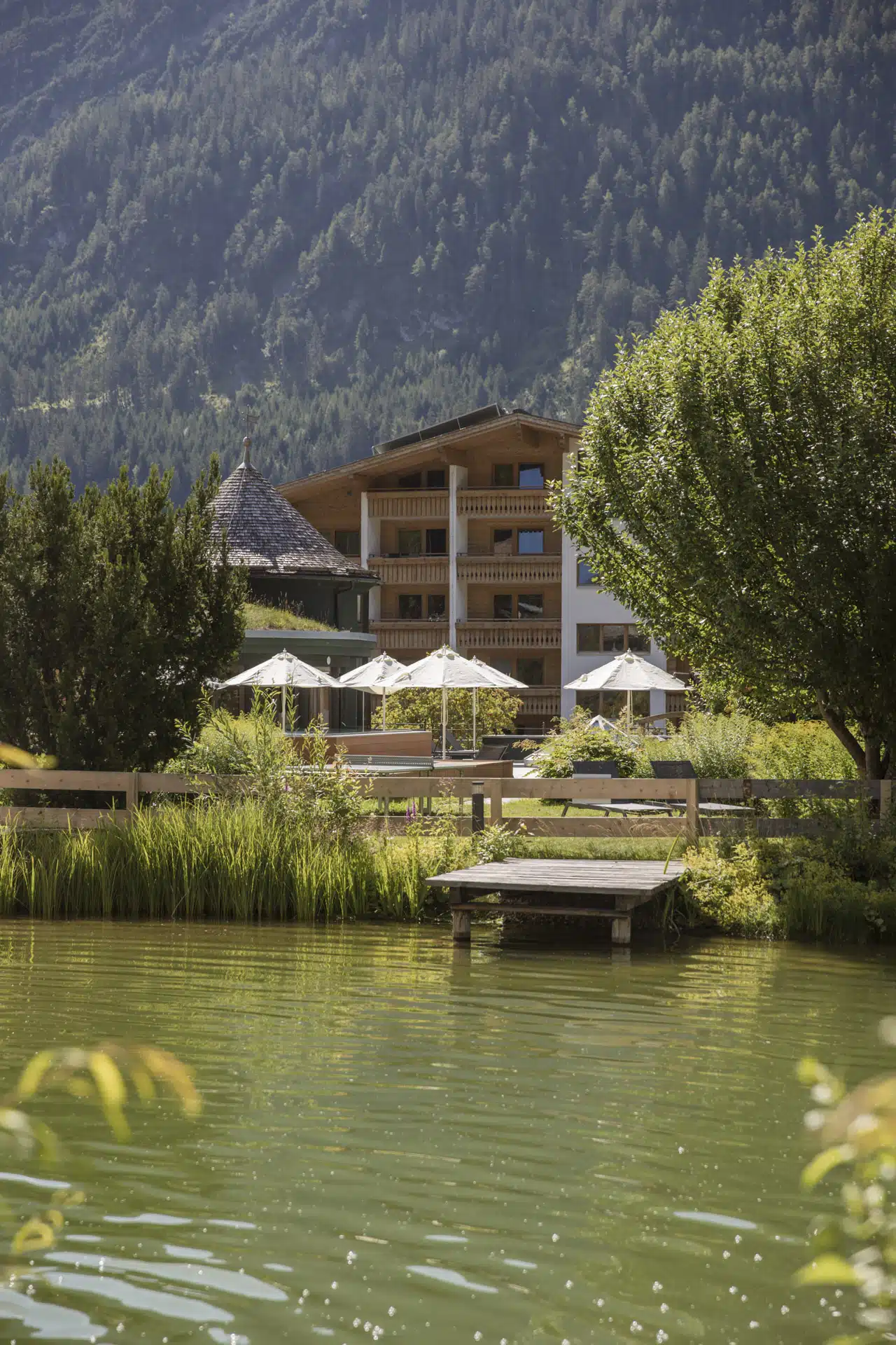VAYA Lechtal Garten Teich Sommer VAYA Lechtal Garten Teich Sommer