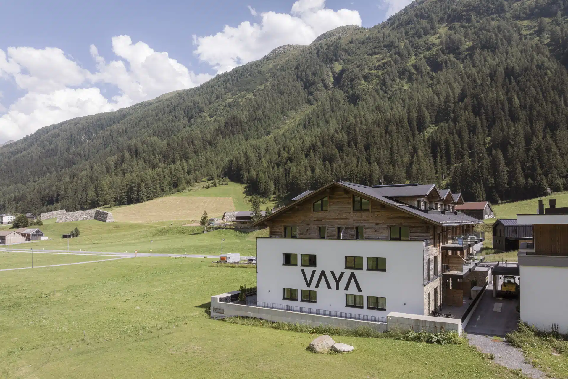 VAYA Residence Galtuer Aussenansicht Sommer VAYA Residence Galtuer Aussenansicht Sommer