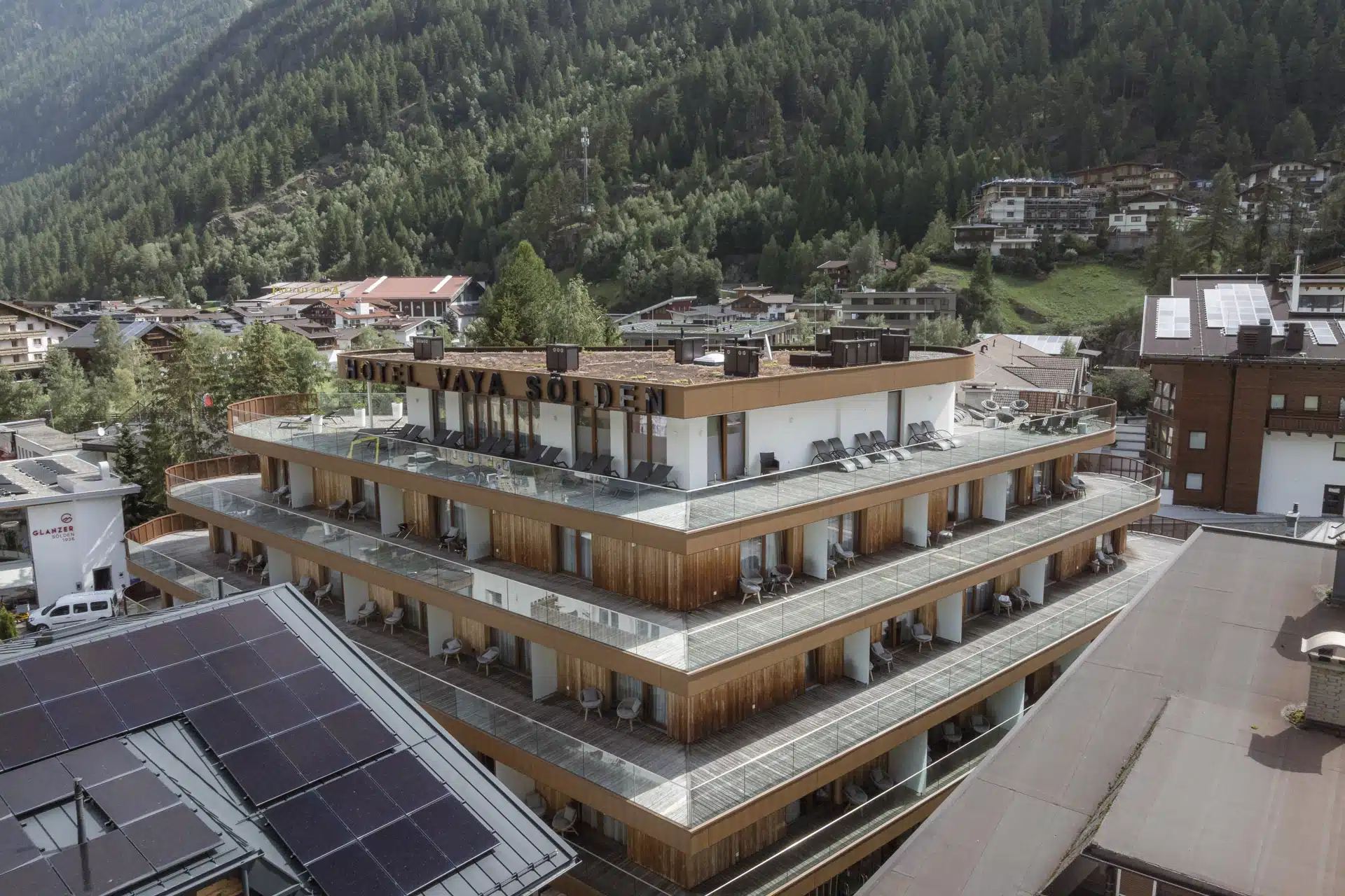 VAYA Soelden Aussenansicht Drone Sommer VAYA Soelden Aussenansicht Drone Sommer